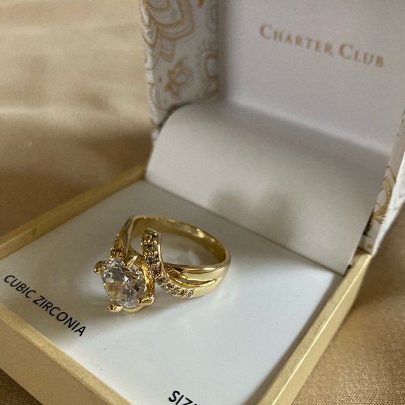 NEW!!Cubic zirconia Stayement ring/size 8 Macy’s with box - Picture 4 of 7